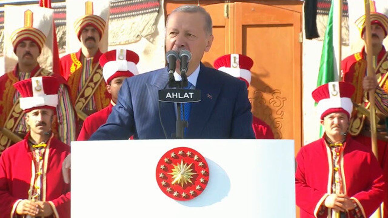 Cumhurbaşkanı Erdoğan: Selçuklu Osmanlı ve Cumhuriyet nesli olarak birlikte geleceğe yürüyoruz