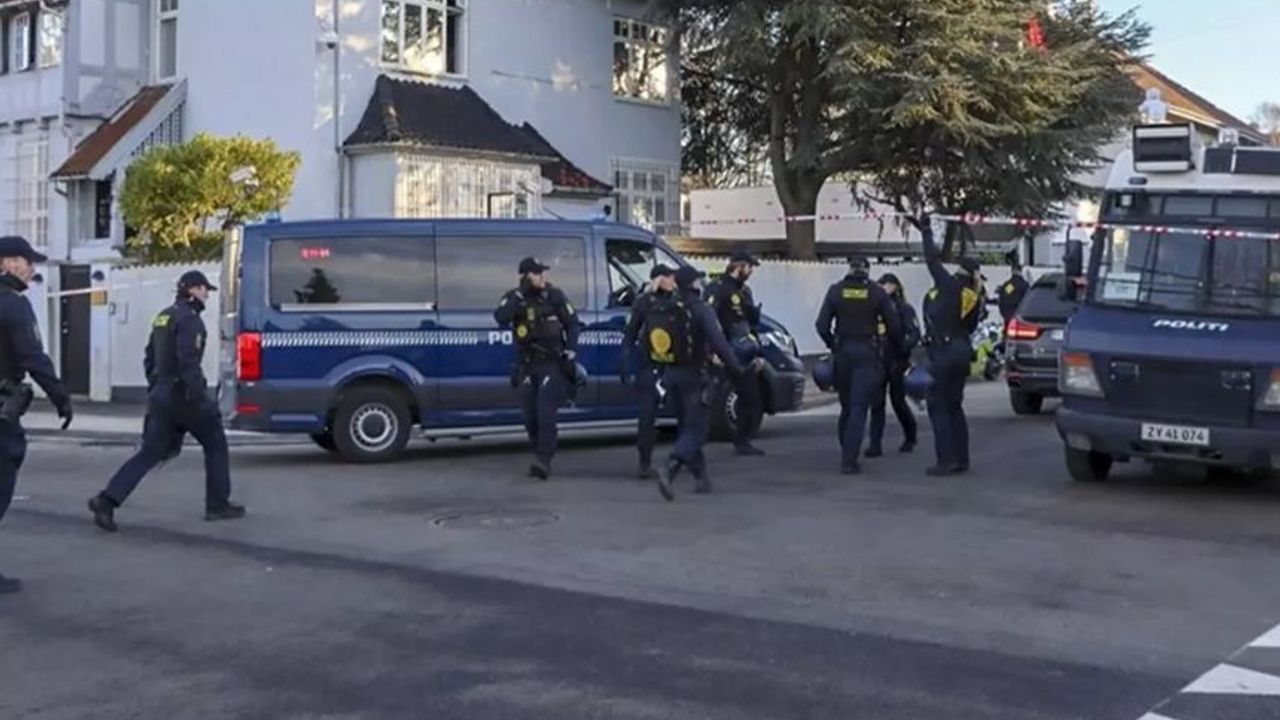 Alçak eylemler sürüyor: Danimarka'da Türk Büyükelçiliği önünde Kur'an-ı Kerim'e saldırı