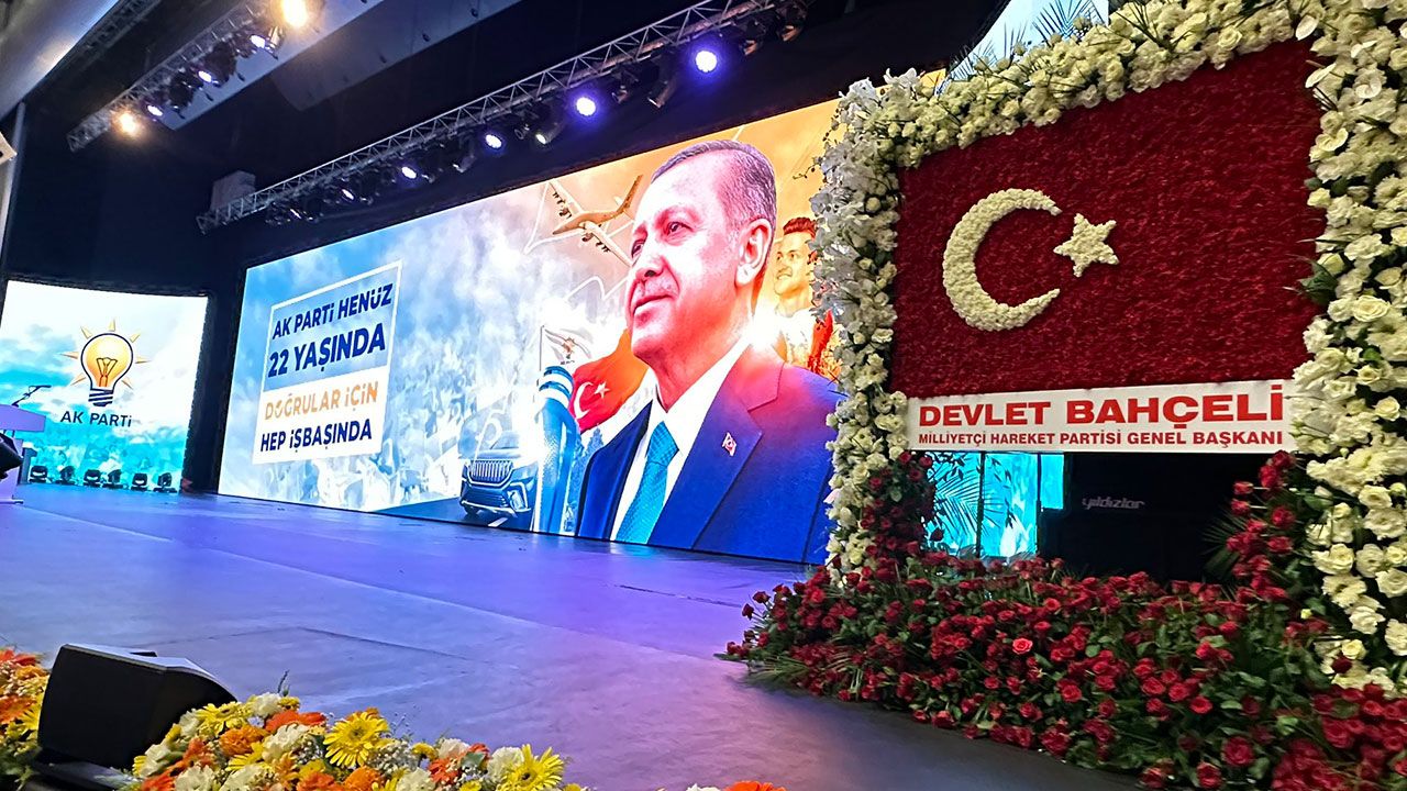 MHP lideri Bahçeli'den AK Parti'ye özel jest: Türk bayrağı ve beyaz orkidelerle dolu anlamlı aranjman