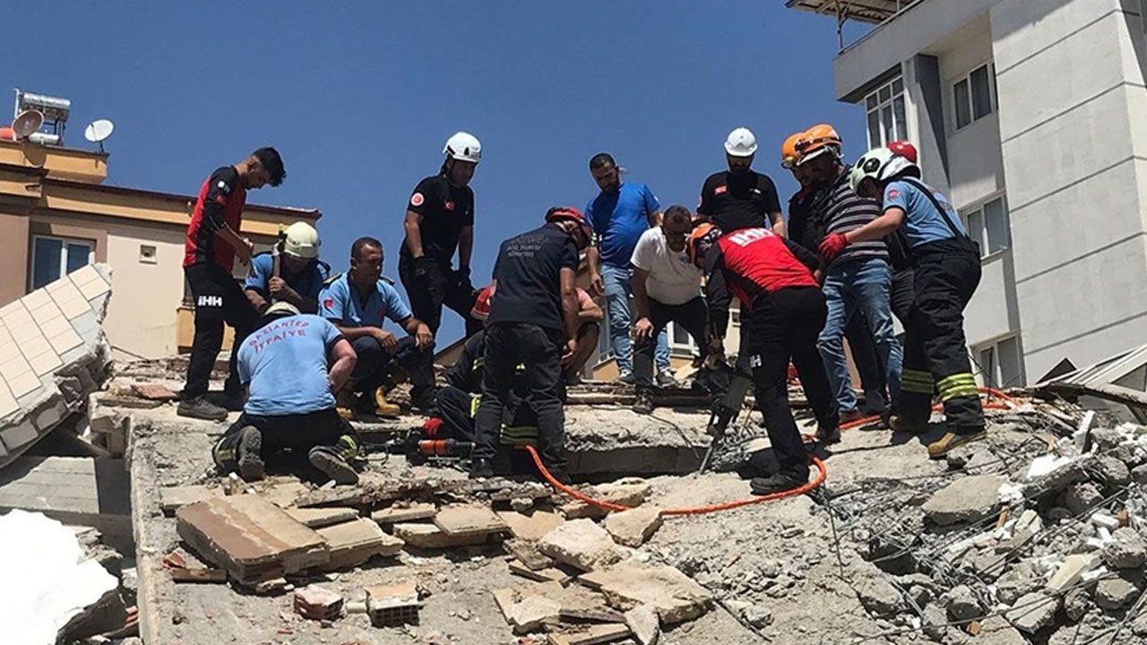 Gaziantep'te yıkım sırasında bina çöktü! Operatör molozların altında kaldı