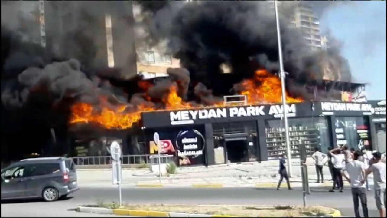 İstanbul'da iş yeri alevlere teslim oldu! Ekipler yangını kontrol altına aldı
