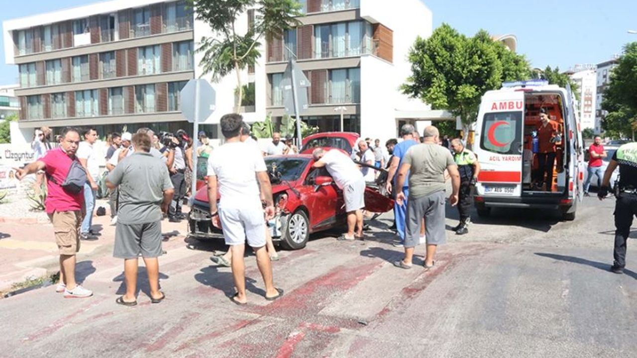 Süper Lig'in yıldızının ailesi trafik kazası geçirdi: 1'i ağır, 5 yaralı
