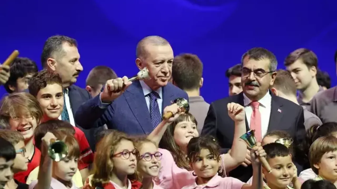 Cumhurbaşkanı Erdoğan'dan öğretmenlere müjde: Ek ders ücretlerine yüzde 25 zam
