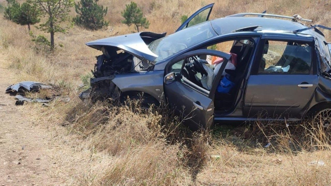 Kazada hurdaya dönen araçta 2 kişi yaralandı