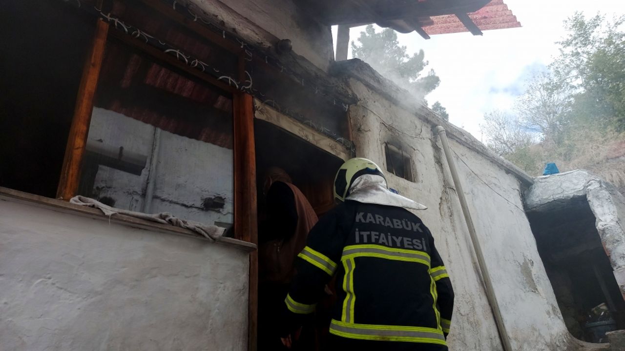 Karabük'te iki katlı evde çıkan yangın söndürüldü