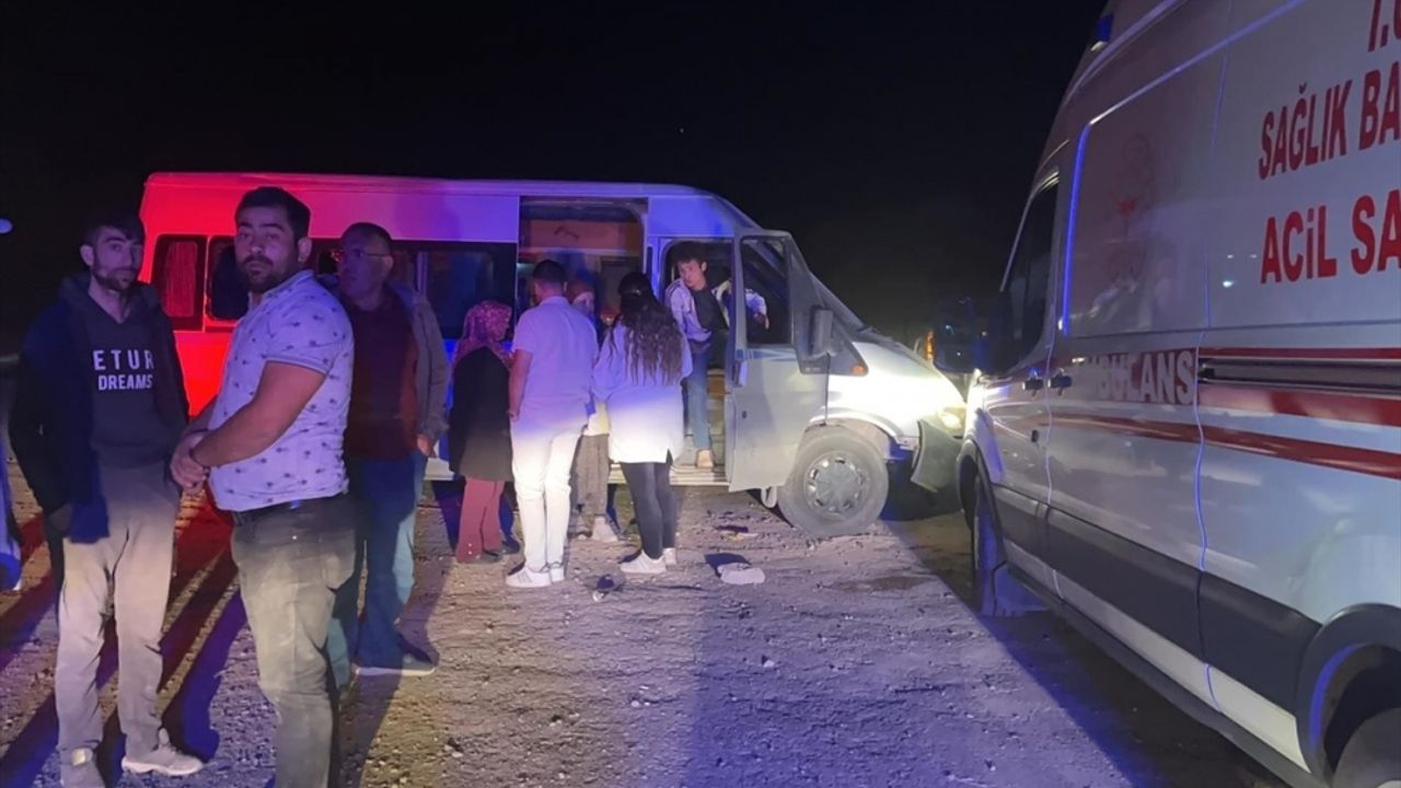 Nevşehir'de refüje çarpan minibüsteki 7 kişi yaralandı