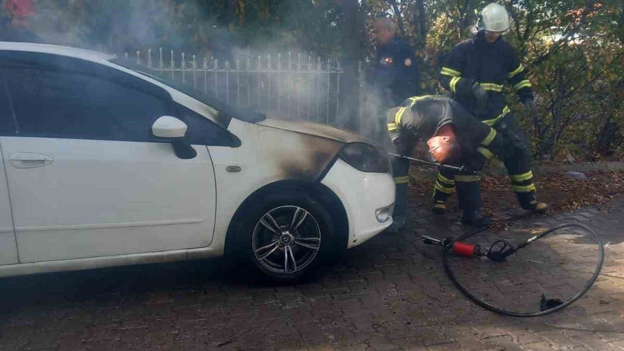 Kütahya’da park halindeki araçta yangın