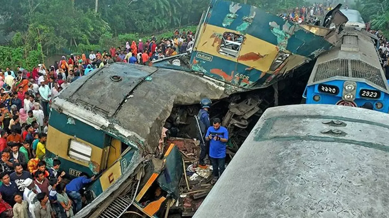 Bangladeş'te korkunç tren kazası! 12 kişi öldü, çok sayıda yaralı var