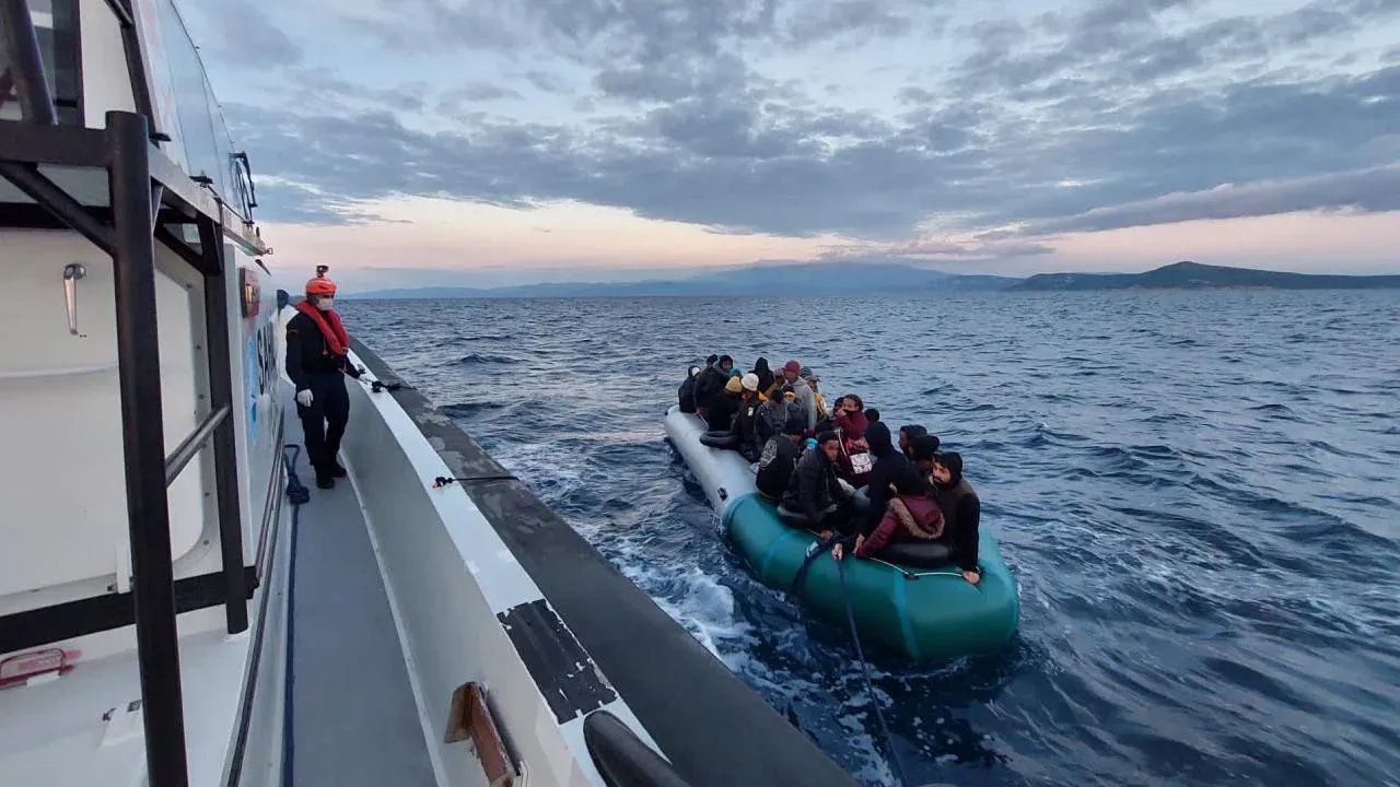 Kuşadası açıklarında 37 düzensiz göçmen kurtarıldı
