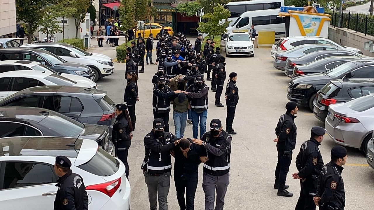 "Kafes" operasyonunun İzmir ayağında 20 şüpheli adliyede