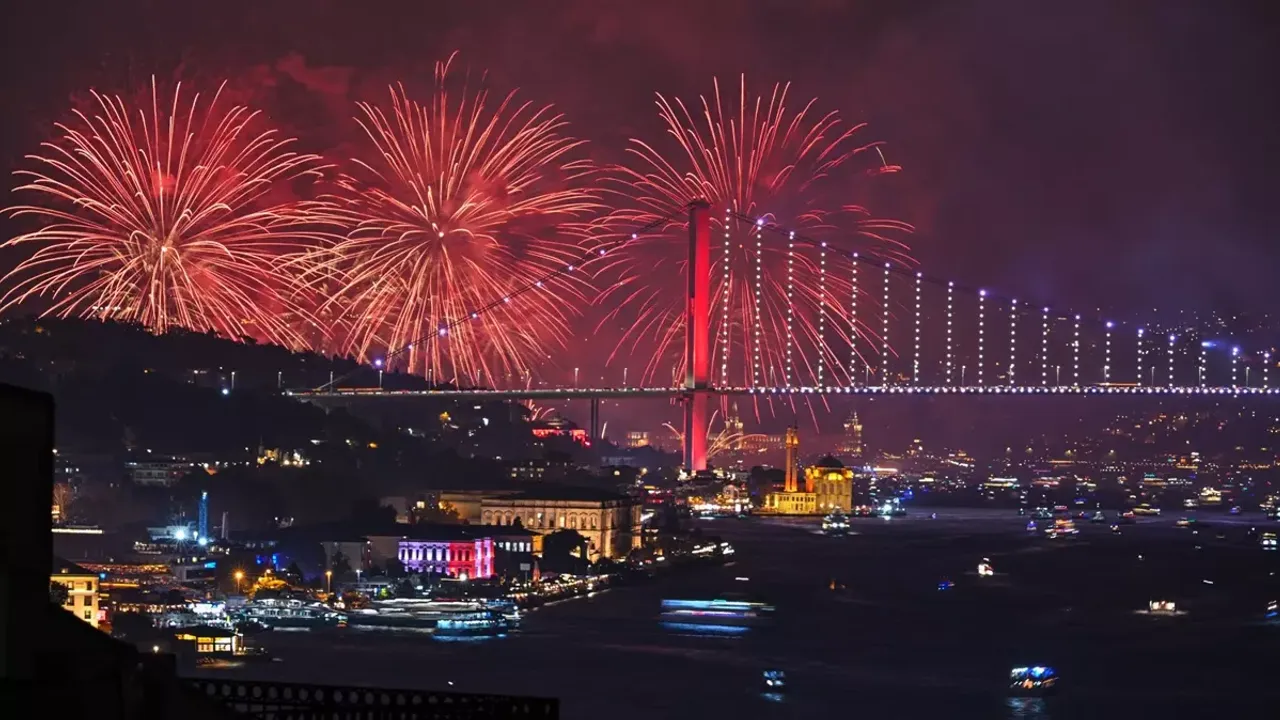 İstanbul Boğazı'nda dron ve havai fişeklerle gösteri düzenlendi