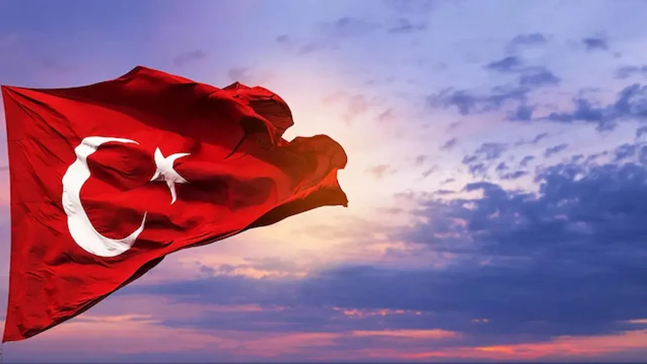 Vali Gül: Her yeri şanlı Türk bayrağımızla donatın