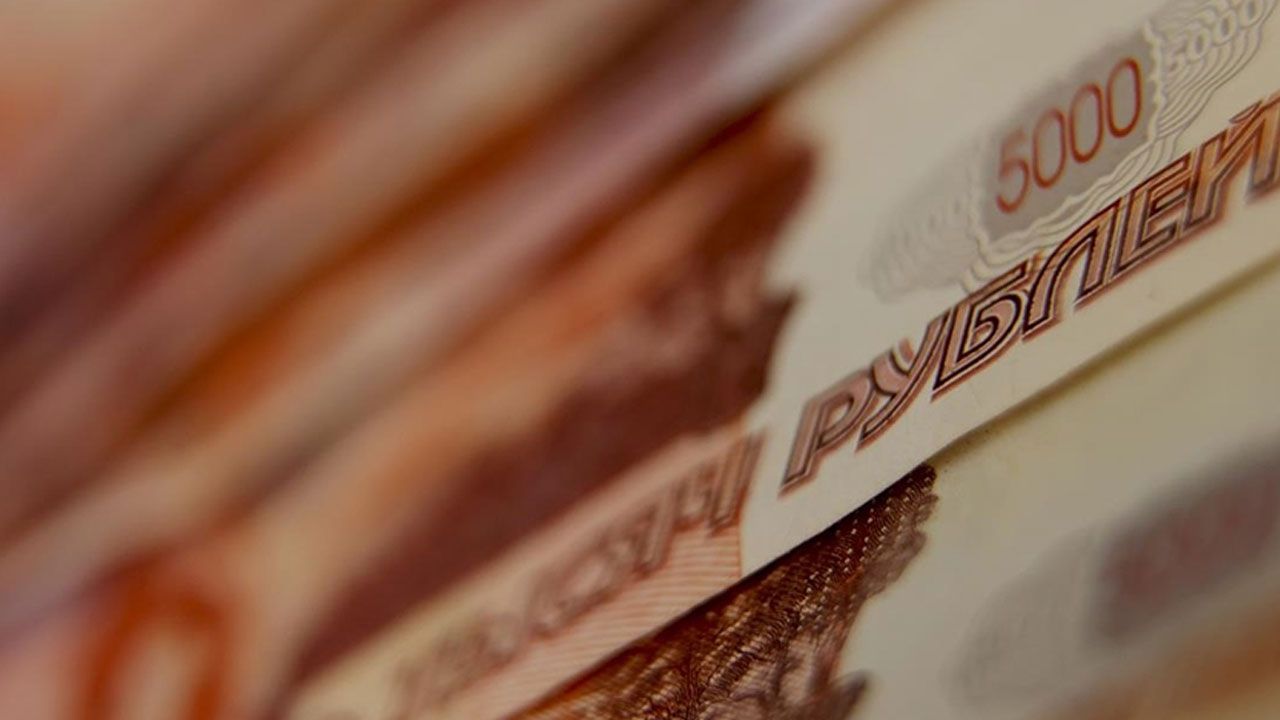 Rus rublesinden dolar karşısında 18 ay sonra bir ilk!