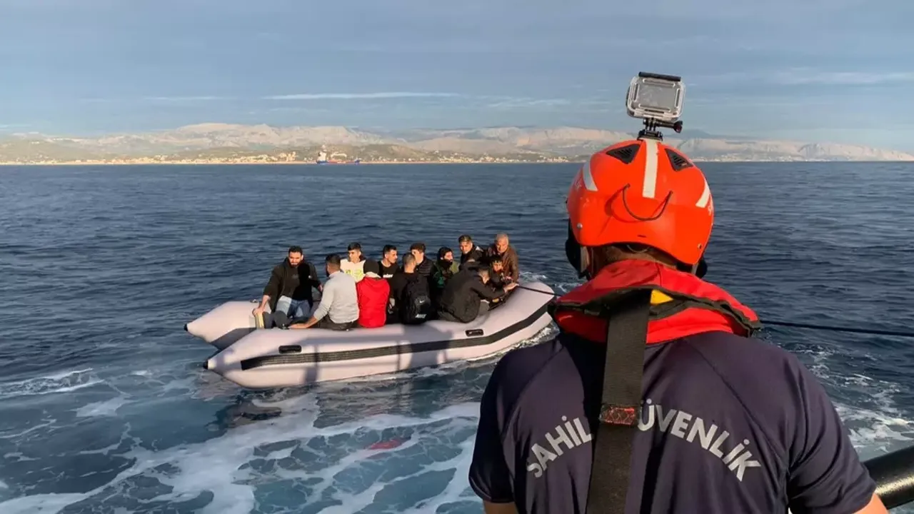 Türk kara sularına itilen 177 düzensiz göçmen kurtarıldı