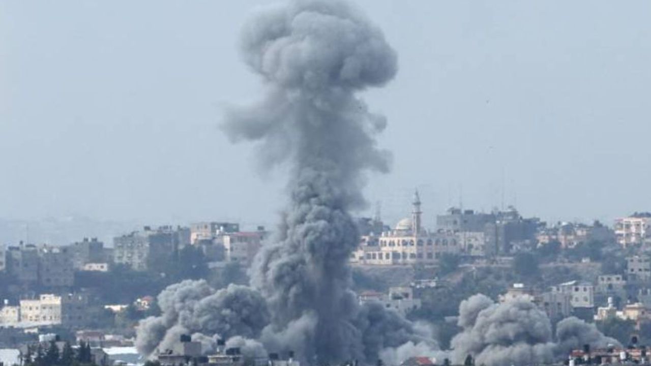 İsrail ordusu Gazze'deki katliamlarına devam ediyor: Bu kez de bir okul ve camiyi vurdular