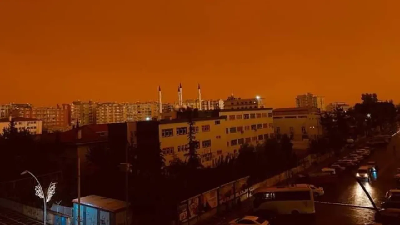Mardin'de toz taşınımı, kenti kırmızıya boyadı