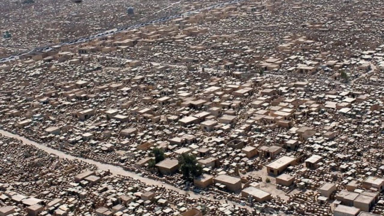 Uzaktan şehir gibi görünse de 6 milyon insanın bulunduğu bir mezarlık