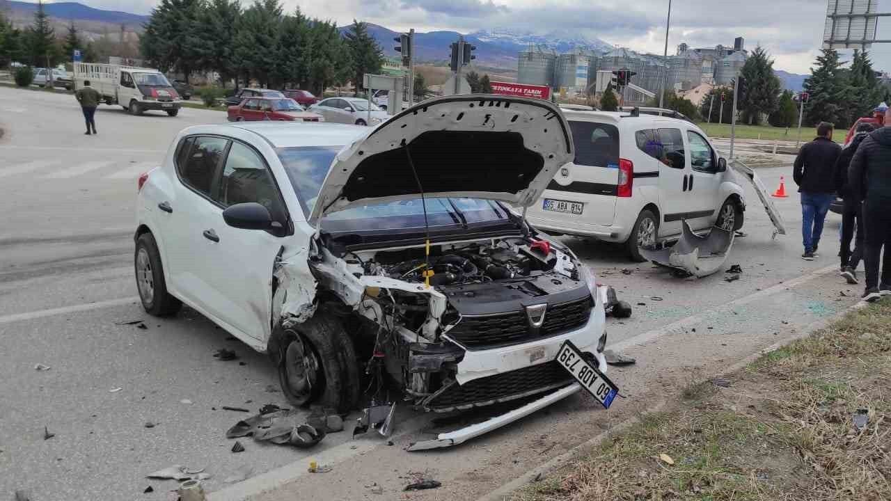Amasya’da kavşakta iki otomobil çarpıştı: 3 yaralı