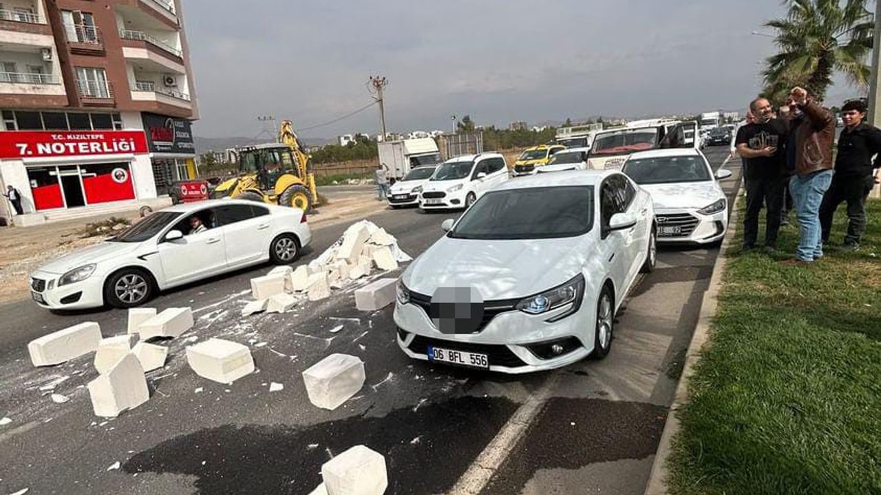 Mardin’de tırdan düşen kireç taşları trafiği olumsuz etkiledi