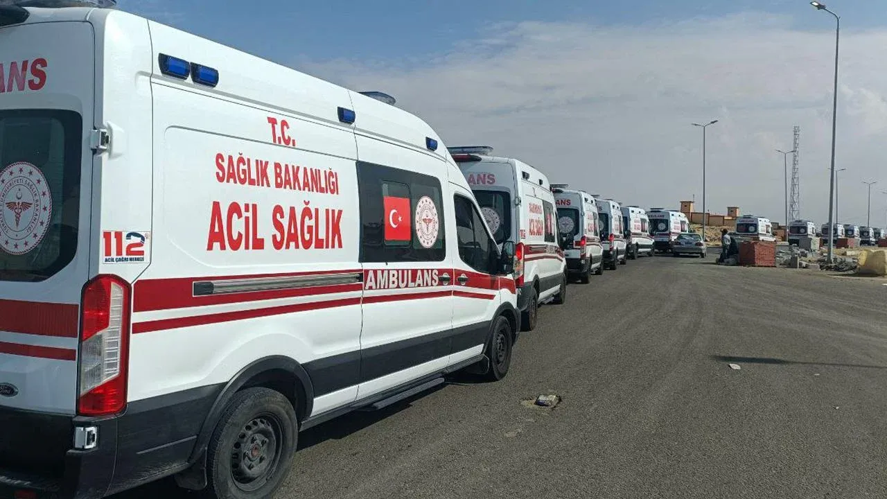 Gazze'ye yardım için gönderilen ambulanslar, Refah sınır kapısına hareket etti