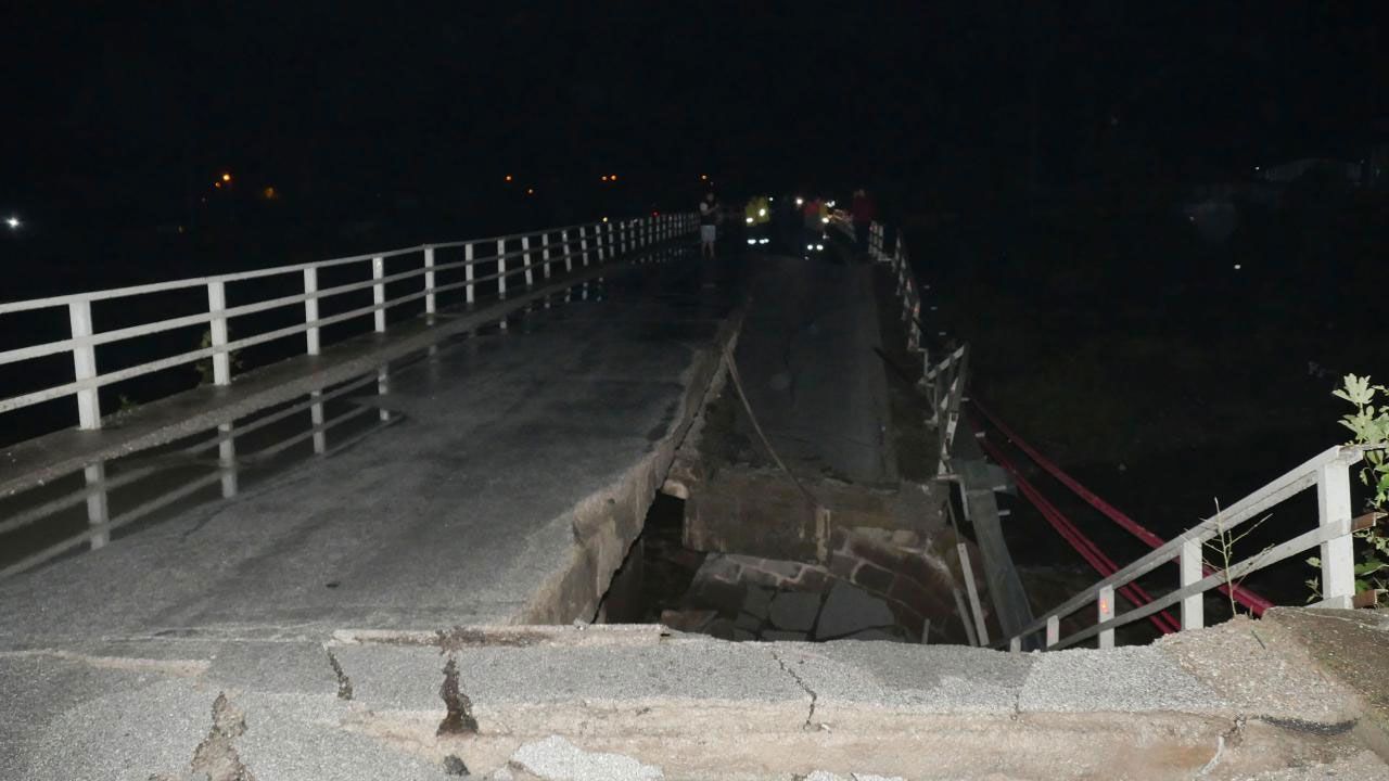 Şiddetli yağış köprüyü yıktı