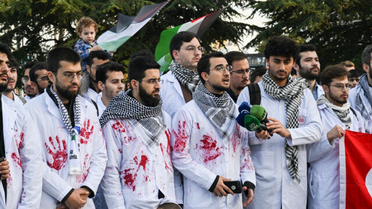 Kanlı önlüklerle sessiz yürüyüş: İstanbul'da sağlık çalışanları Gazze'deki zulme dikkat çekti