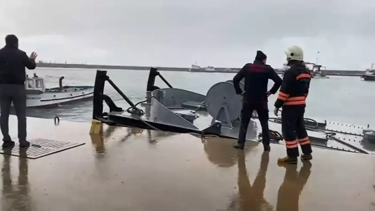 Dev dalgalar konteynerleri denize sürükledi! 6 asker son anda kurtarıldı