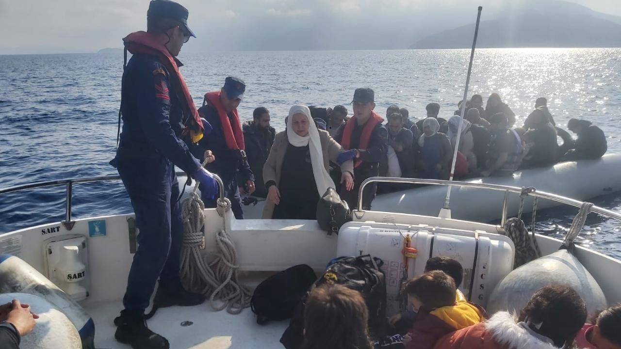 Yunanistan'ın ölüme terk ettiği 113 düzensiz göçmen kurtarıldı