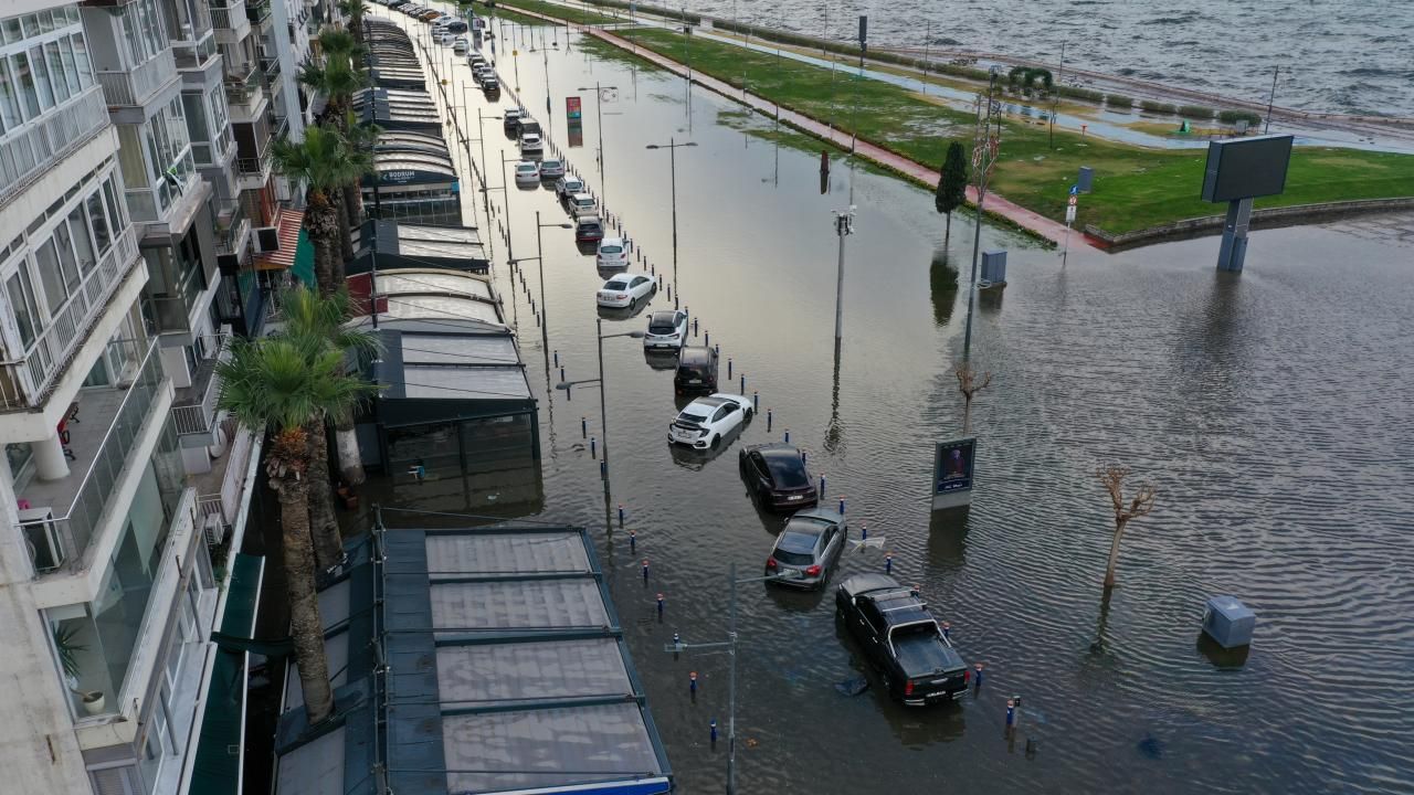 İzmir'de deniz taştı, sokaklar göle döndü