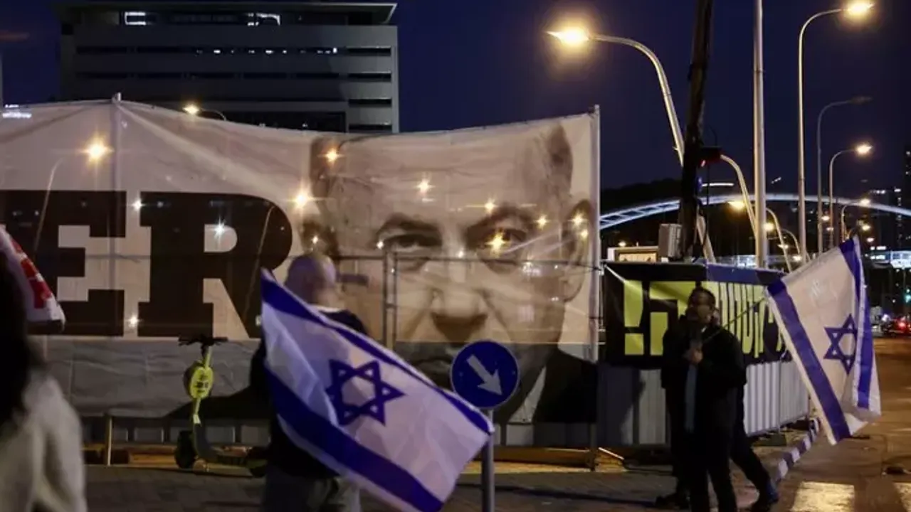 Bebek katili konutunun önünde protesto edildi... Netanyahu'ya istifa çağrısı