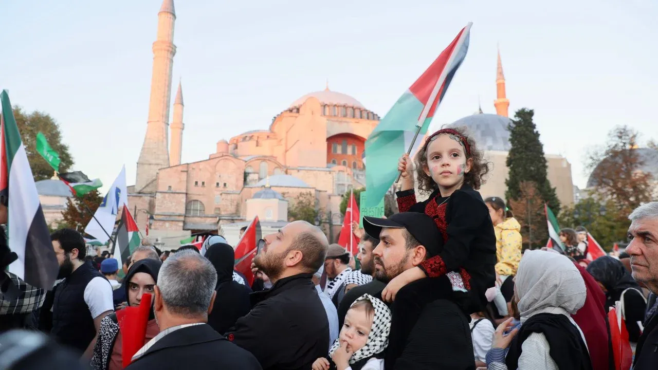 İstanbul’da on binler Filistin için yürüdü: Kahrolsun İsrail!