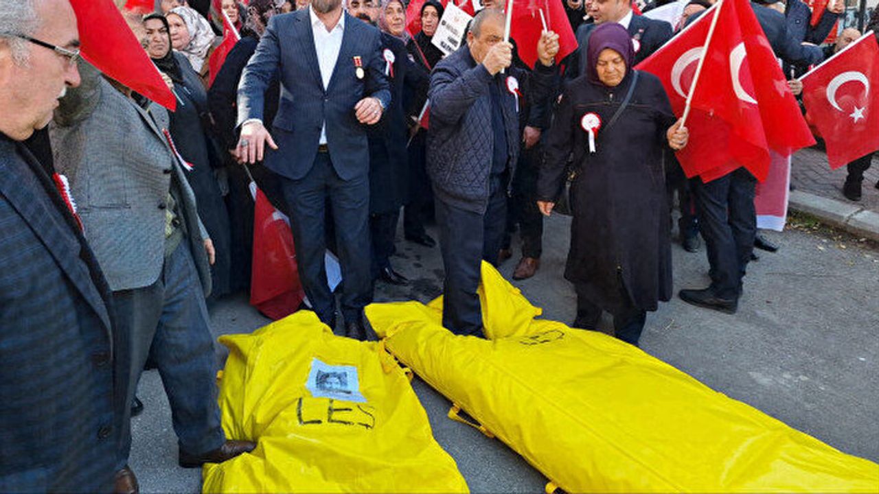 Şehit ailelerinden terör destekçisi DEM Parti'ye tepki: Ceset torbası bıraktılar