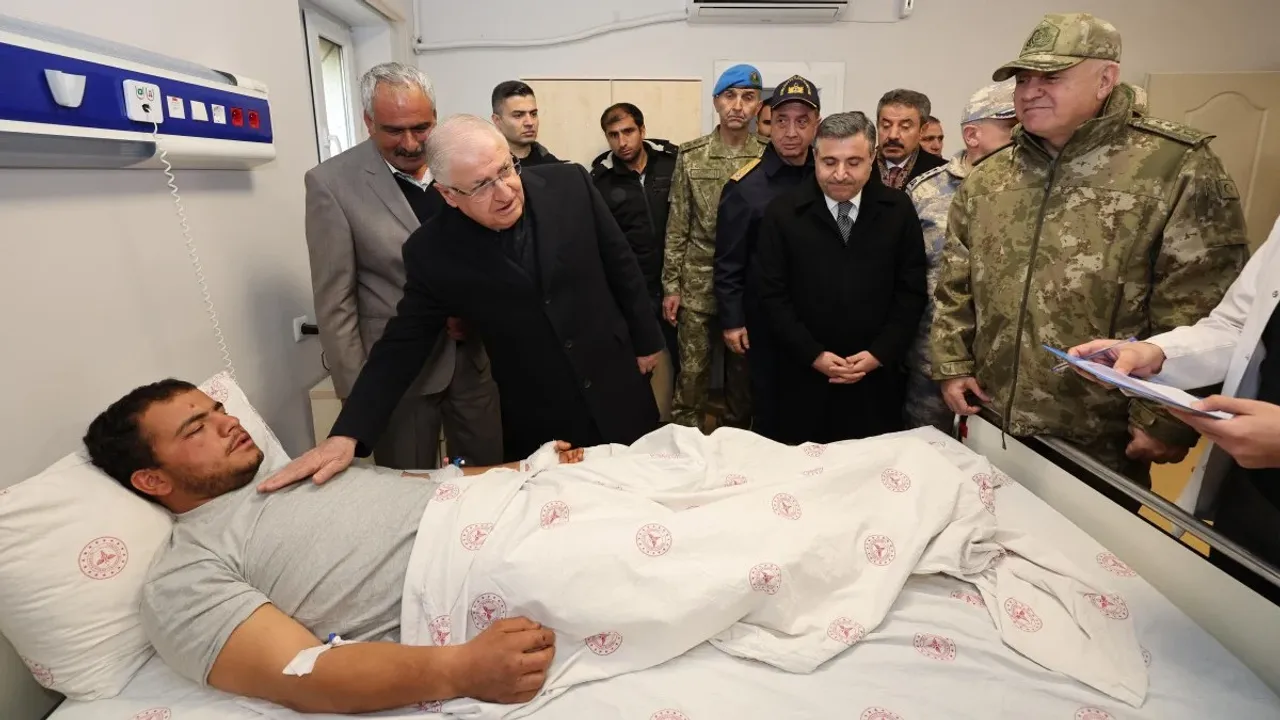 Bakan Yaşar Güler hastanede yaralı Mehmetçikler'i ziyaret etti