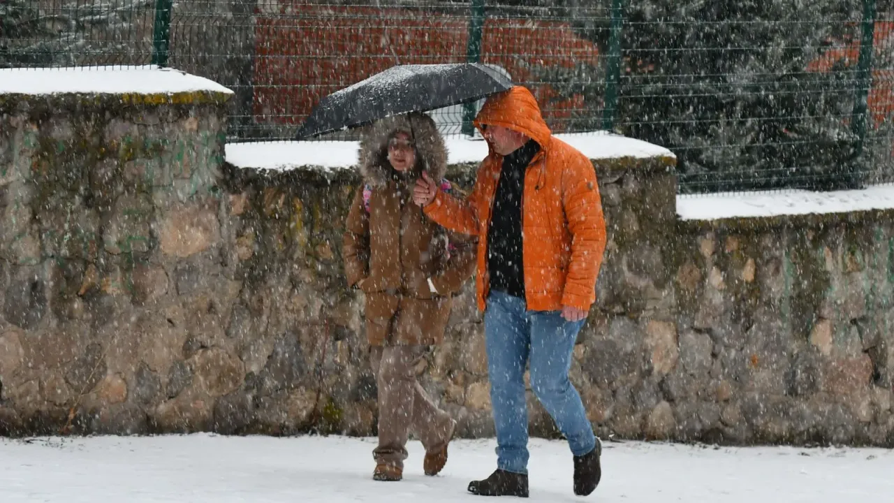 Atkı, bere ve eldivenleri hazırlayın... Meteoroloji gün verdi: İstanbul'a kar yağacak!