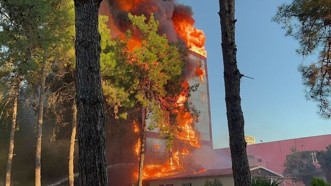Adana'da kullanılmayan hastanenin deposunda korkutan yangın
