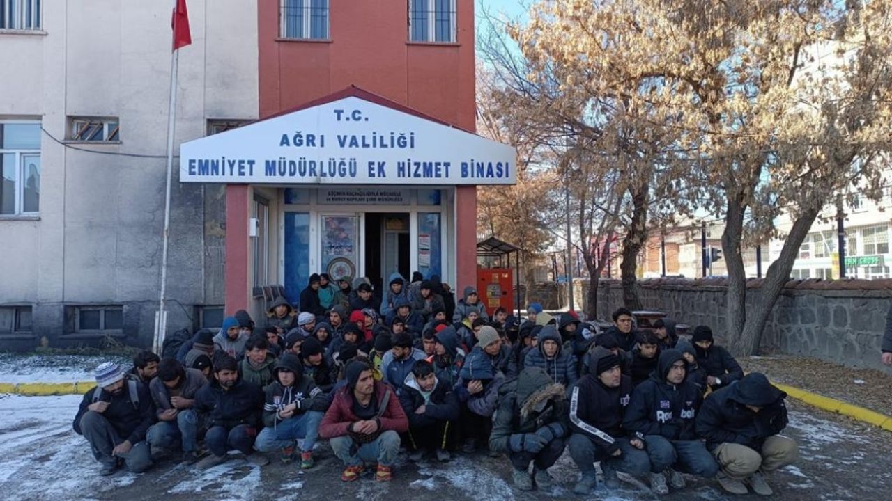 Ağrı'da bir tırda 85 düzensiz göçmen yakalandı