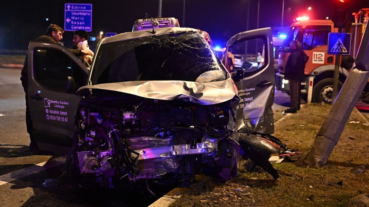 Edirne'de otomobille panelvanın çarpıştığı kazada 1 kişi öldü, 5 kişi yaralandı