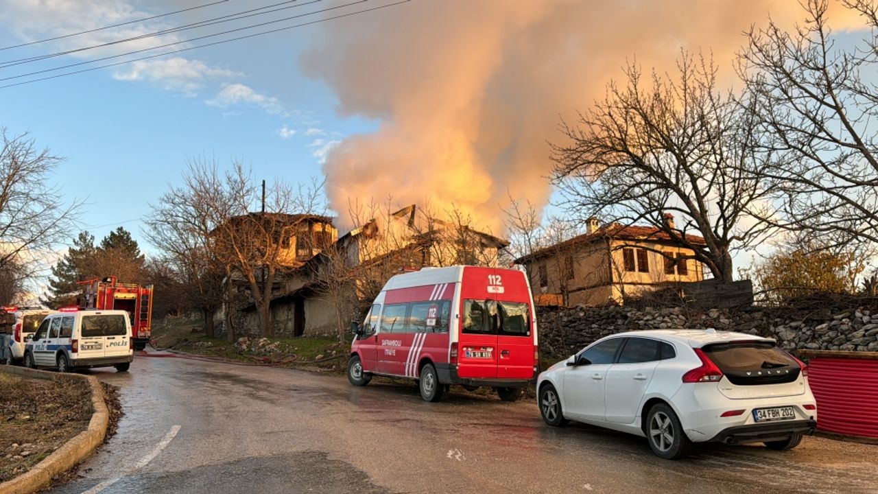 Karabük'te 2 katlı ev yandı