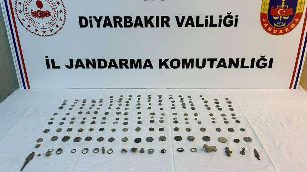 Diyarbakır’da tarihi eser operasyonu: Asurlara ait sikke ve malzemeler ele geçirildi