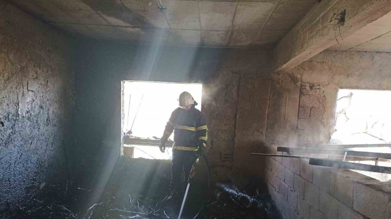 Hatay Hassa’da üç katlı binanın zemin katında yangın çıktı