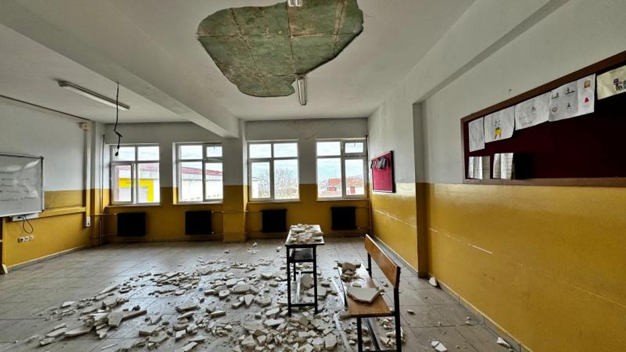 Ders sırasında sınıfın tavan alçısı döküldü: 7 öğrenci hafif yaralı