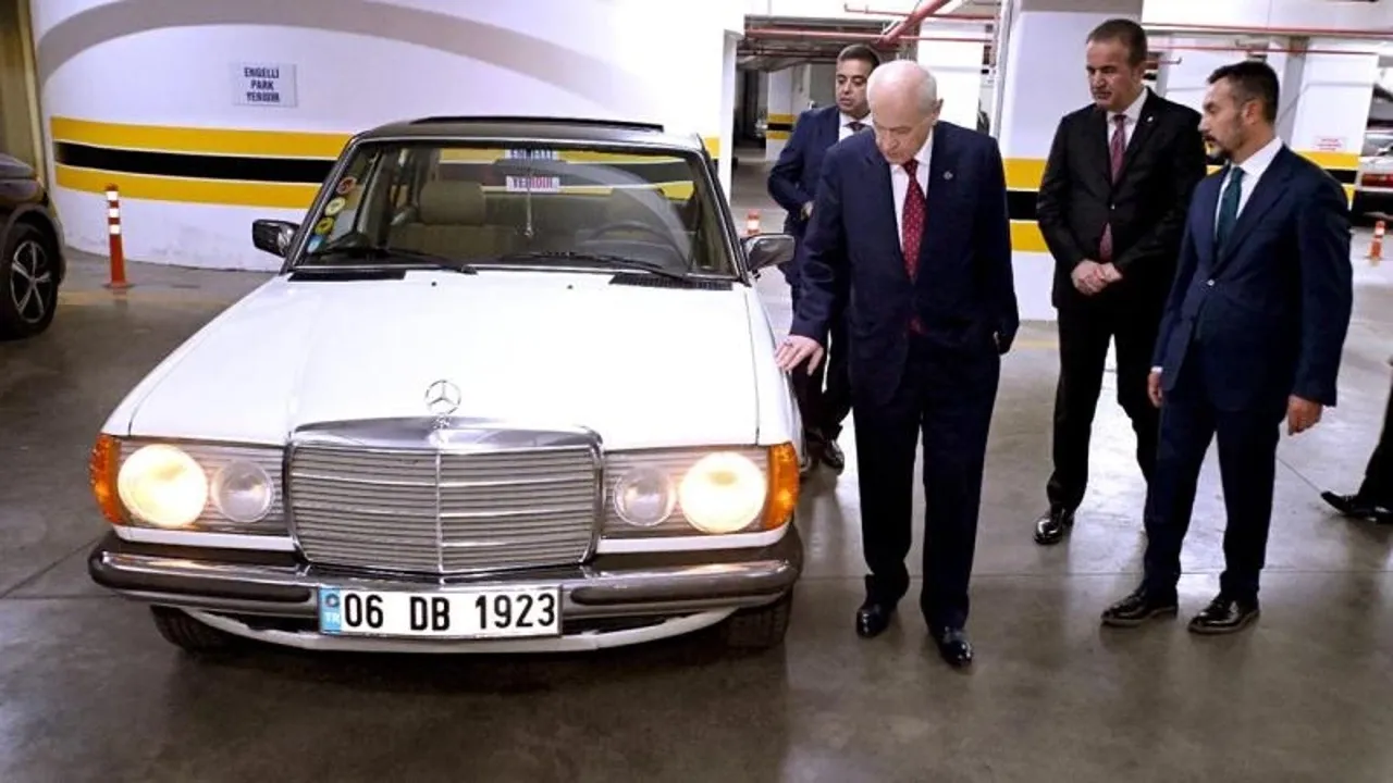 MHP Lideri Devlet Bahçeli, klasik otomobilini Antalya Milletvekili Başkan'a hediye etti