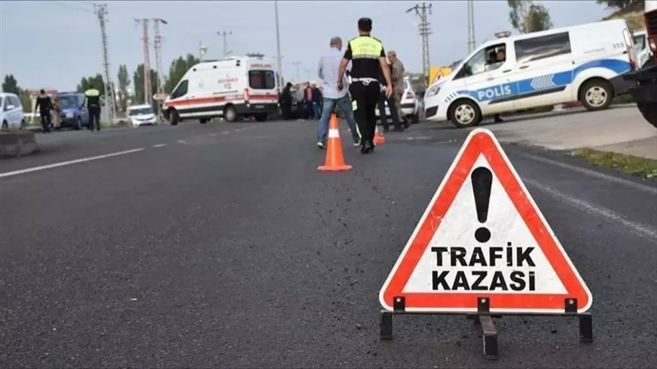 Diyarbakır'da kontrolden çıkan yolcu minibüsü devrildi: 1'i ağır 15 yaralı
