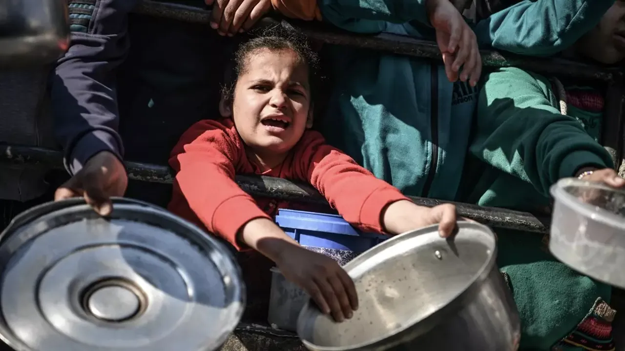Gazze'de insanlık dramı! Filistinli çocuk İsrail zulmünü gözler önüne serdi: Aç yatıyoruz