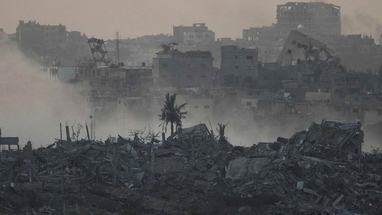 İsrail, Gazze'de geçici ateşkesin bitmesinin ardından saldırılarını artırarak sürdürüyor