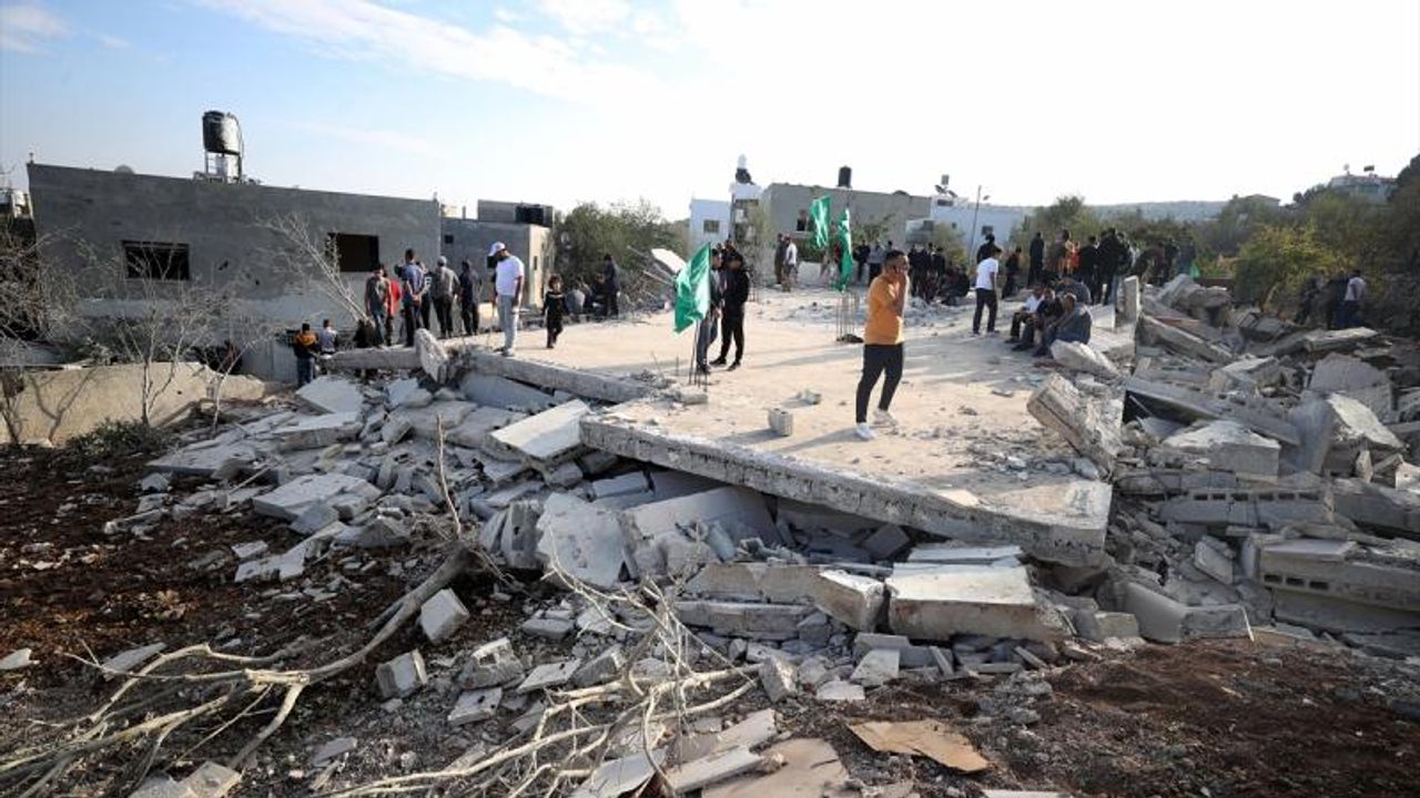 İsrail güçleri, işgal altındaki Batı Şeria'da Filistinlilere ait 3 evi yıktı