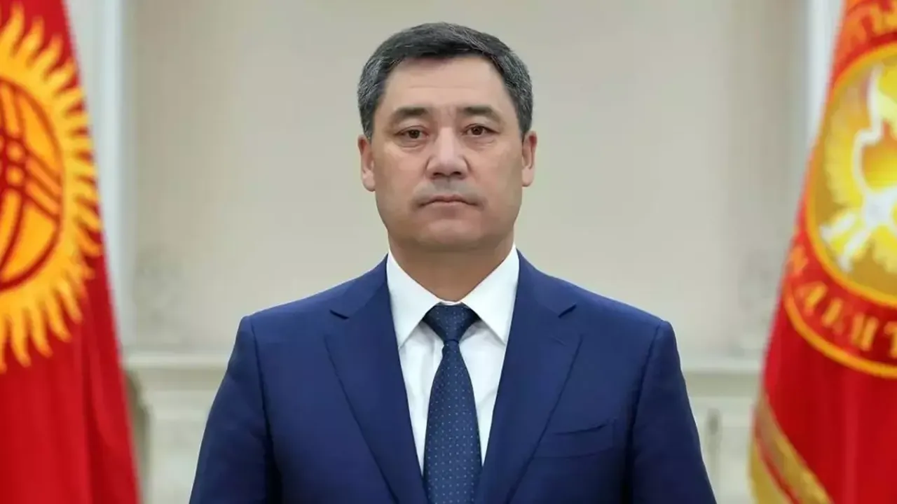 Caparov imzayı attı! Kırgızistan bayrağı değişiyor