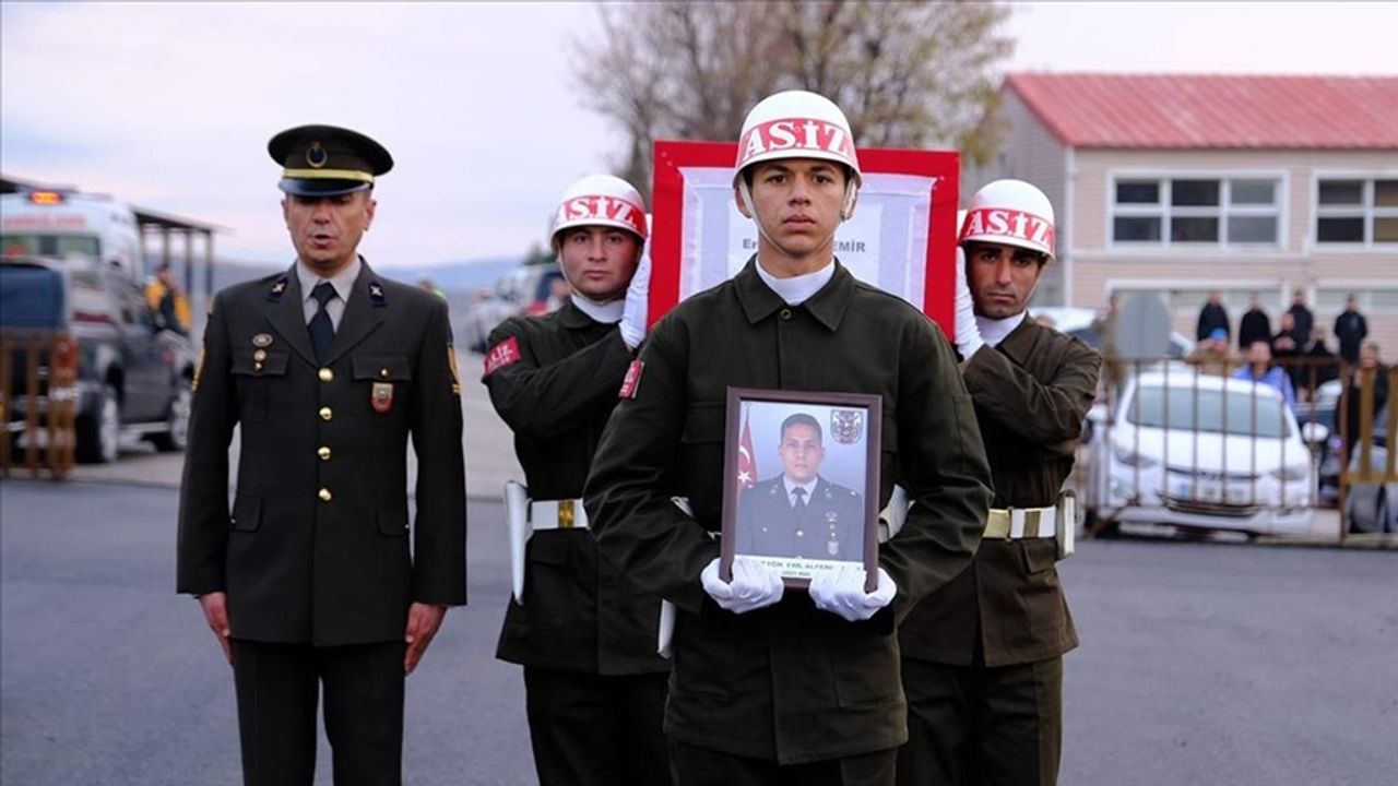 Pençe-Kilit Operasyonu bölgesinde şehit olan asker için Şırnak'ta tören yapıldı