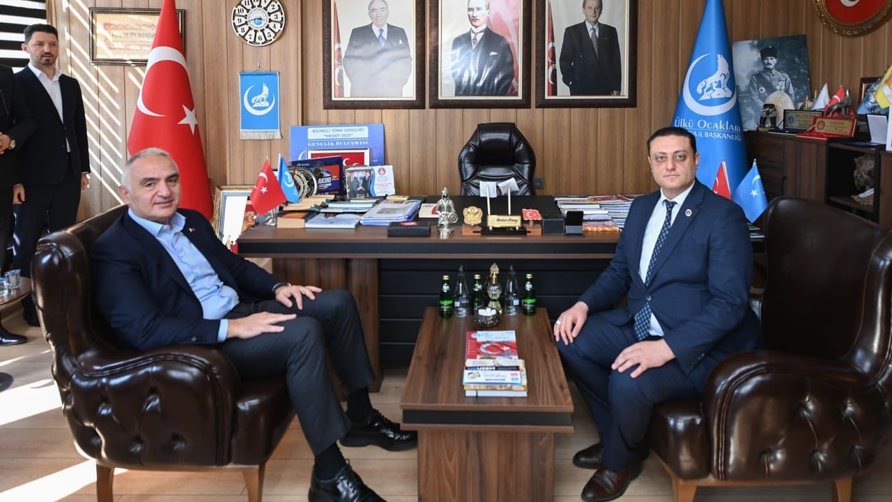 Bakan Ersoy Ülkü Ocakları Antalya İl Başkanlığını ziyaret etti