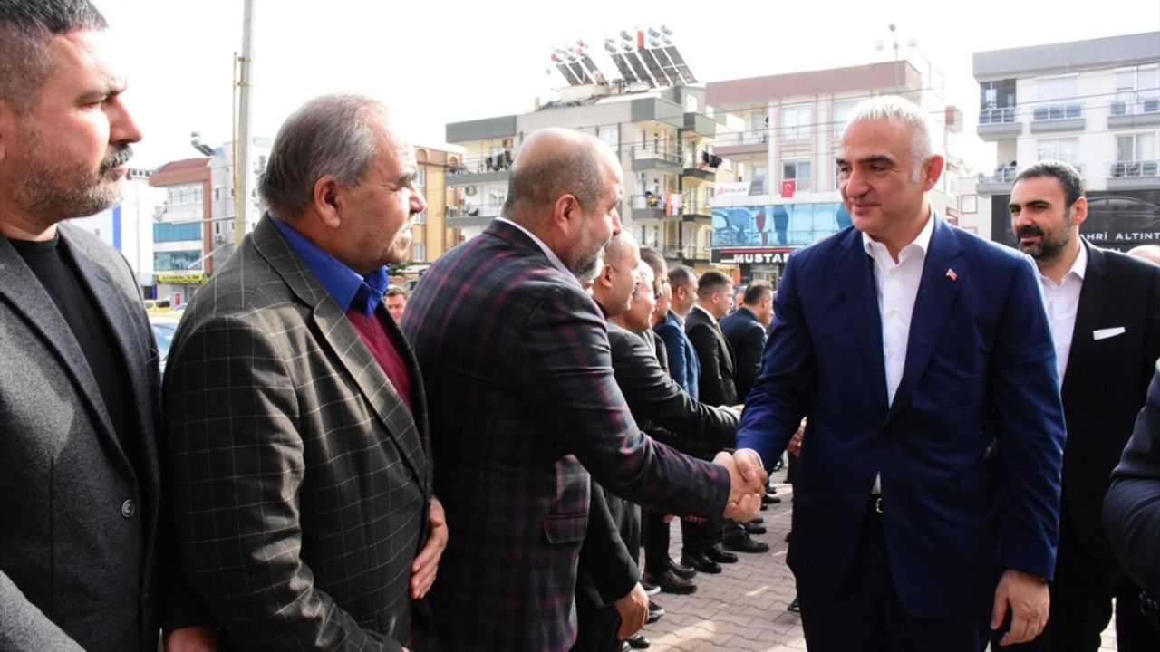 Bakan Ersoy'dan MHP Antalya İl Başkanı'na temsili 57. Alay Sancağı hediyesi